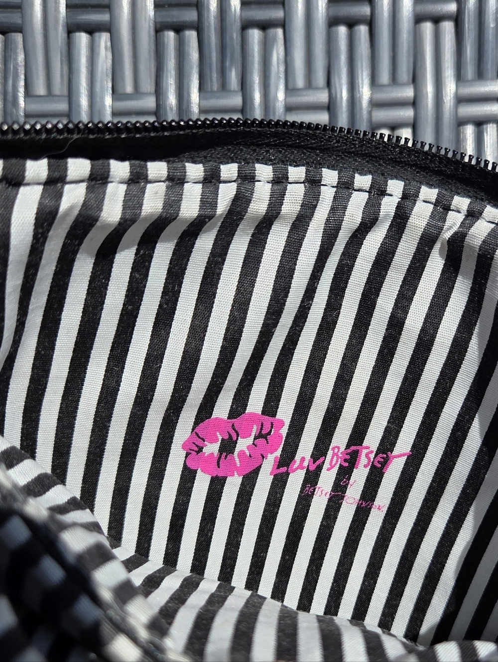 Luv Betsey by Betsey Johnson Bag Crossbody Pink Hearts Quilted Small Purse Zip - Picture 8 of 11